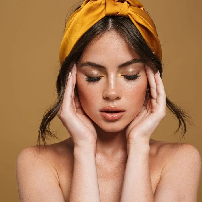 Ambassadrice Younique au bandeau jaune