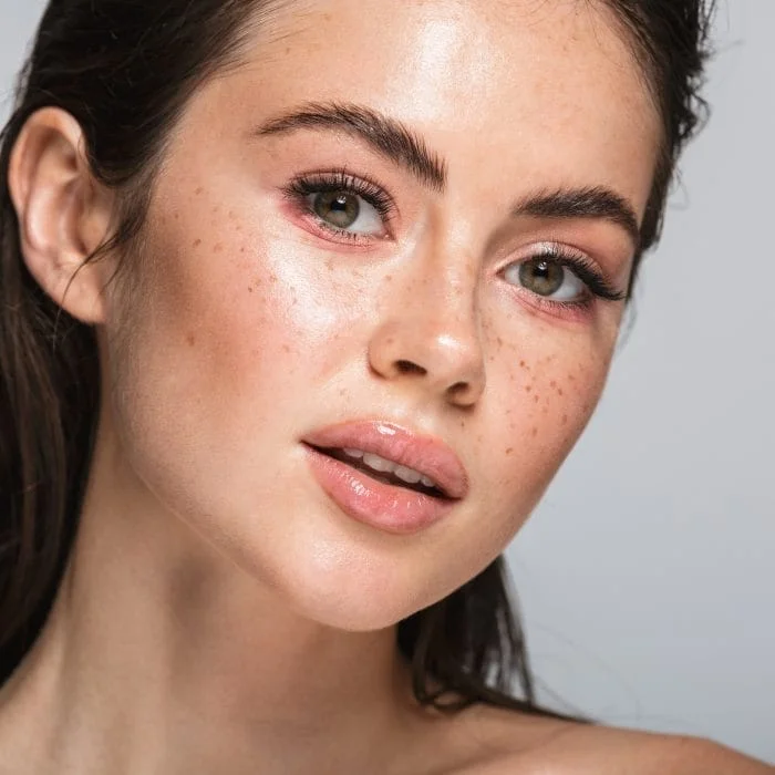 Portrait beauté avec taches de rousseur