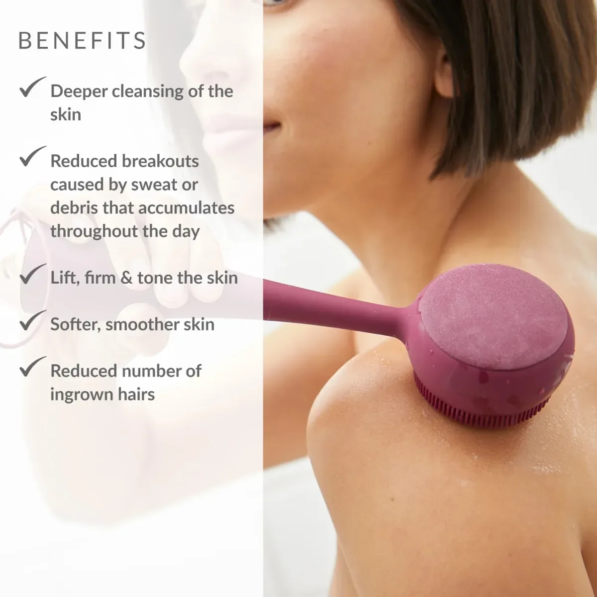 PMD Corps Propre – conseil : liste des bienfaits à côté d’une femme de profil tenant l’appareil avec le disque exfoliant sous la douche