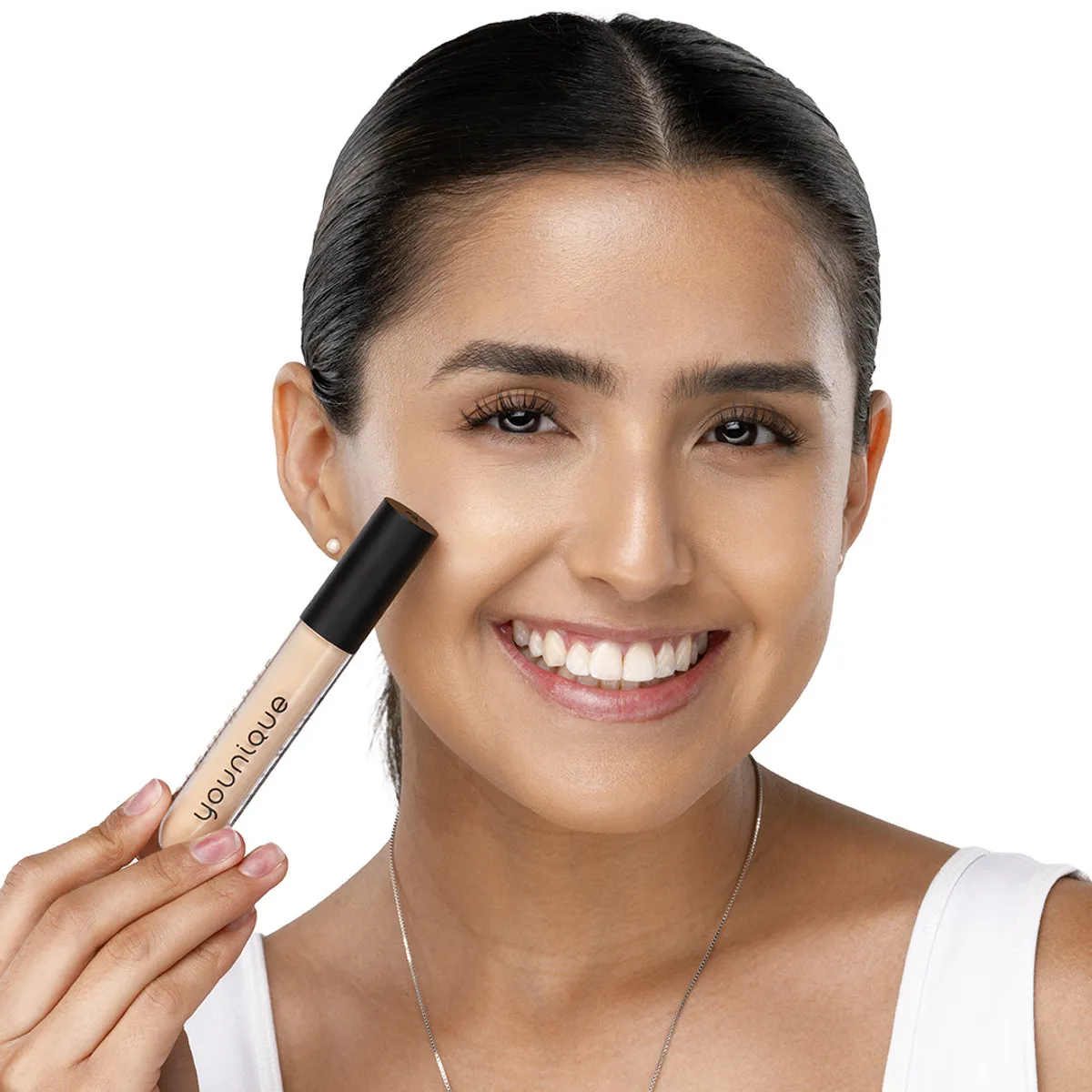 Abdeckstift Perfection Pro YOUNIQUE TOUCH – lächelnde Frau mit dem Concealer gegen Augenringe