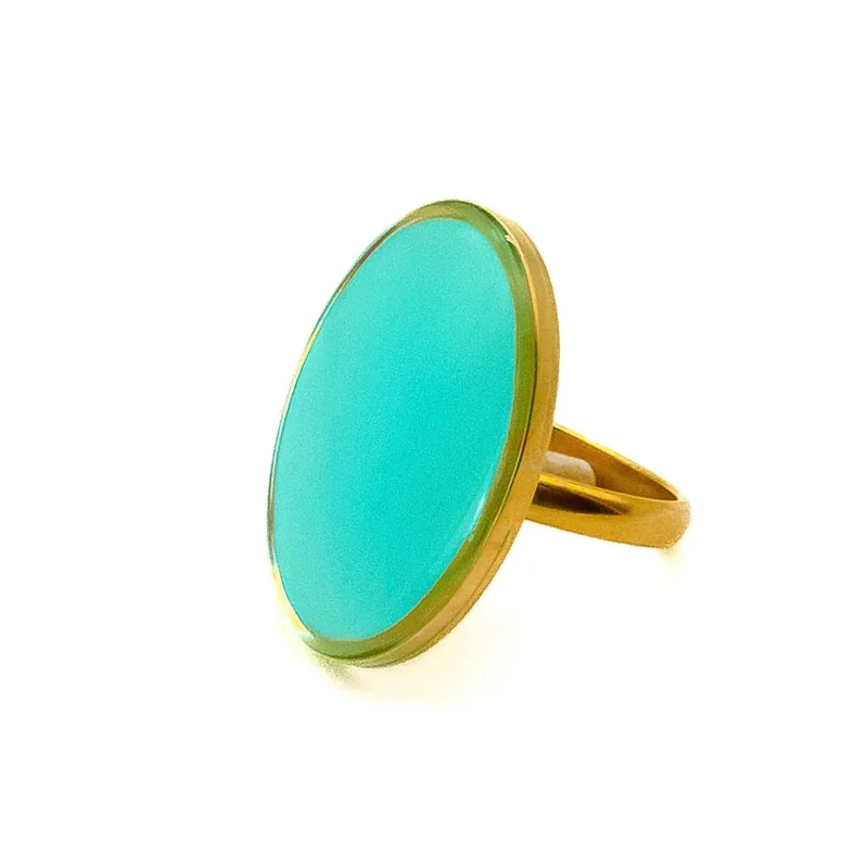 Dingue de Bijoux – opinión: anillo dorado con una gran piedra turquesa redonda y brillante
