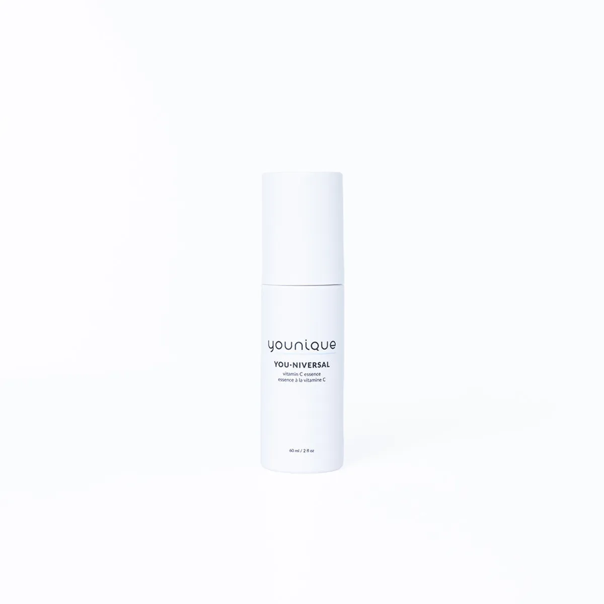 Essence à la vitamine C YOUNIQUE YOU·NIVERSAL – avis : flacon blanc mat debout sur fond blanc, étiquette YOU·NIVERSAL