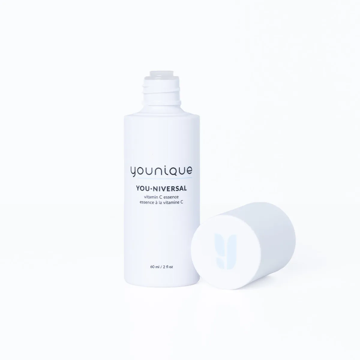 Essence à la vitamine C YOUNIQUE YOU·NIVERSAL – avis : flacon blanc débouché, bouchon posé à côté, sur fond blanc