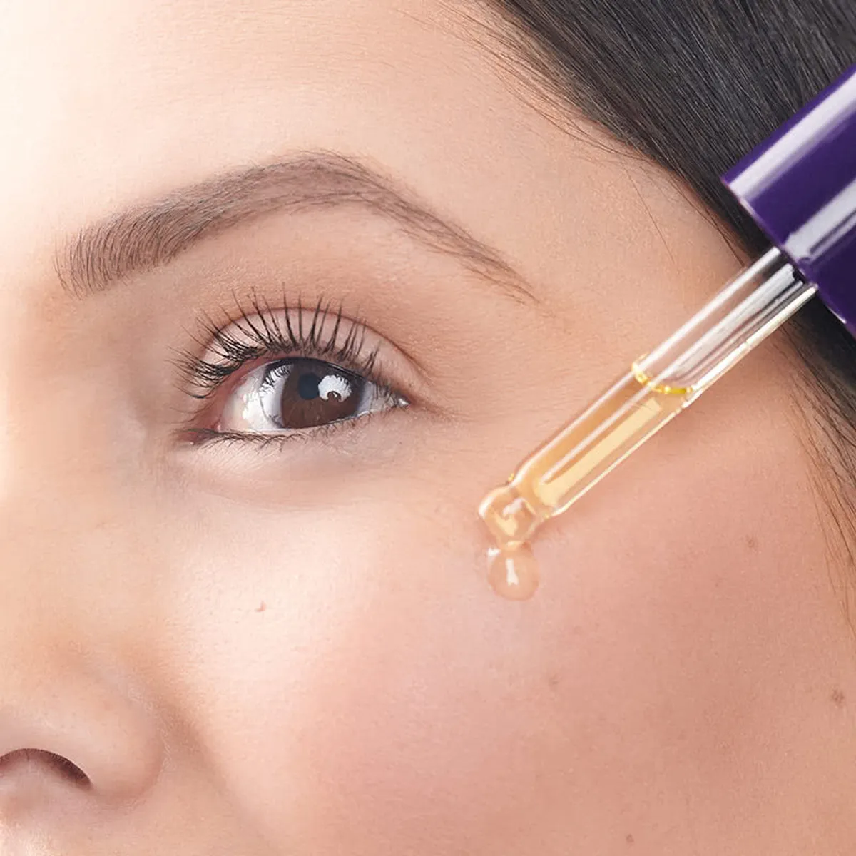 YOU-OLOGY UPLIFT schoonheidsolie – review: druppel beautyolie met een pipet op het gezicht gedruppeld