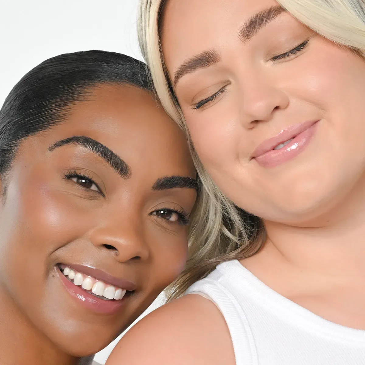 YOUNIQUE BARE·YOU lip balm – price : two models cheek to cheek, glossy mauve-pink and translucent pink lips