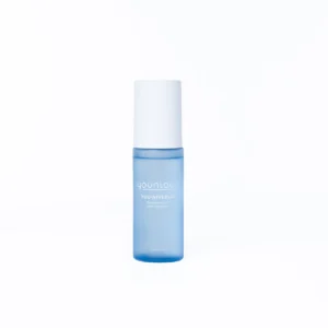 Toner illuminateur YOUNIQUE YOU·NIVERSAL – avis : flacon bleu givré translucide à bouchon blanc, étiquette YOU·NIVERSAL, posé sur fond blanc