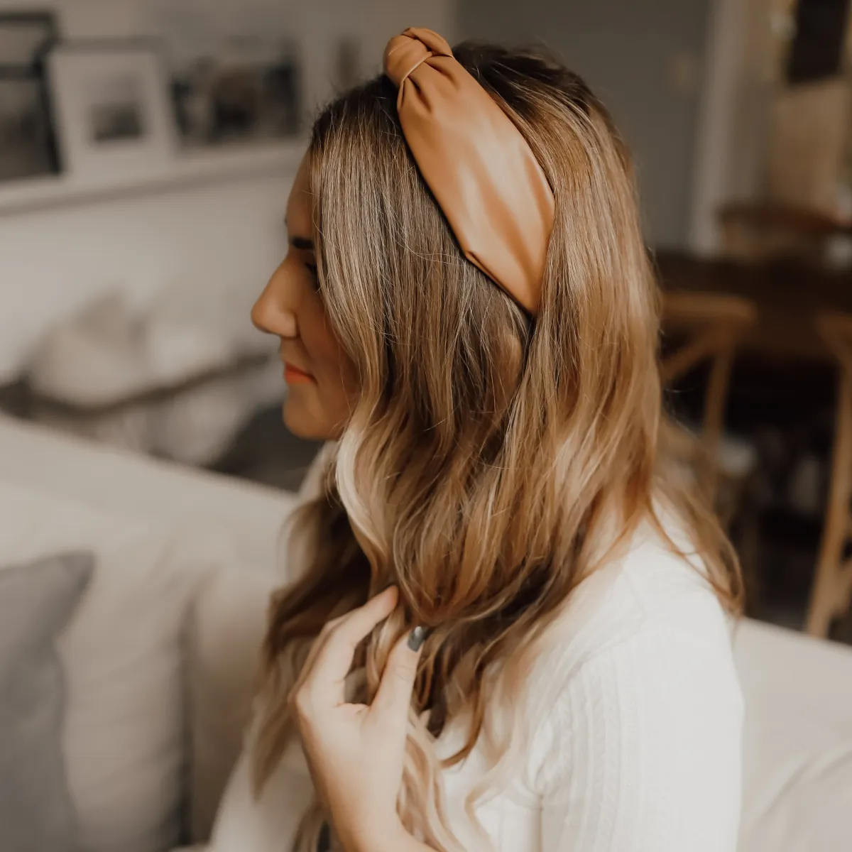 Vegan Leather Headpiece – anmeldelse : hårbøjle i karamelfarvet vegansk læder set i profil